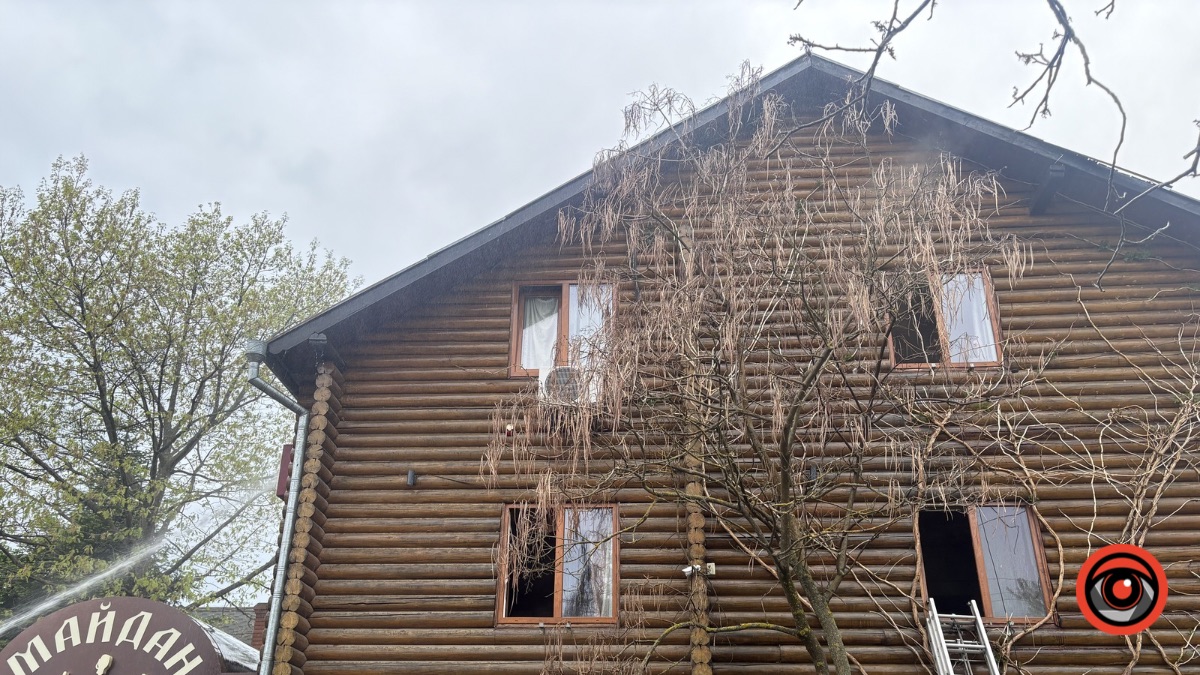 Фото до матеріалу: У Калуші горить сауна: рятувальники гасять пожежу на вулиці Парковій