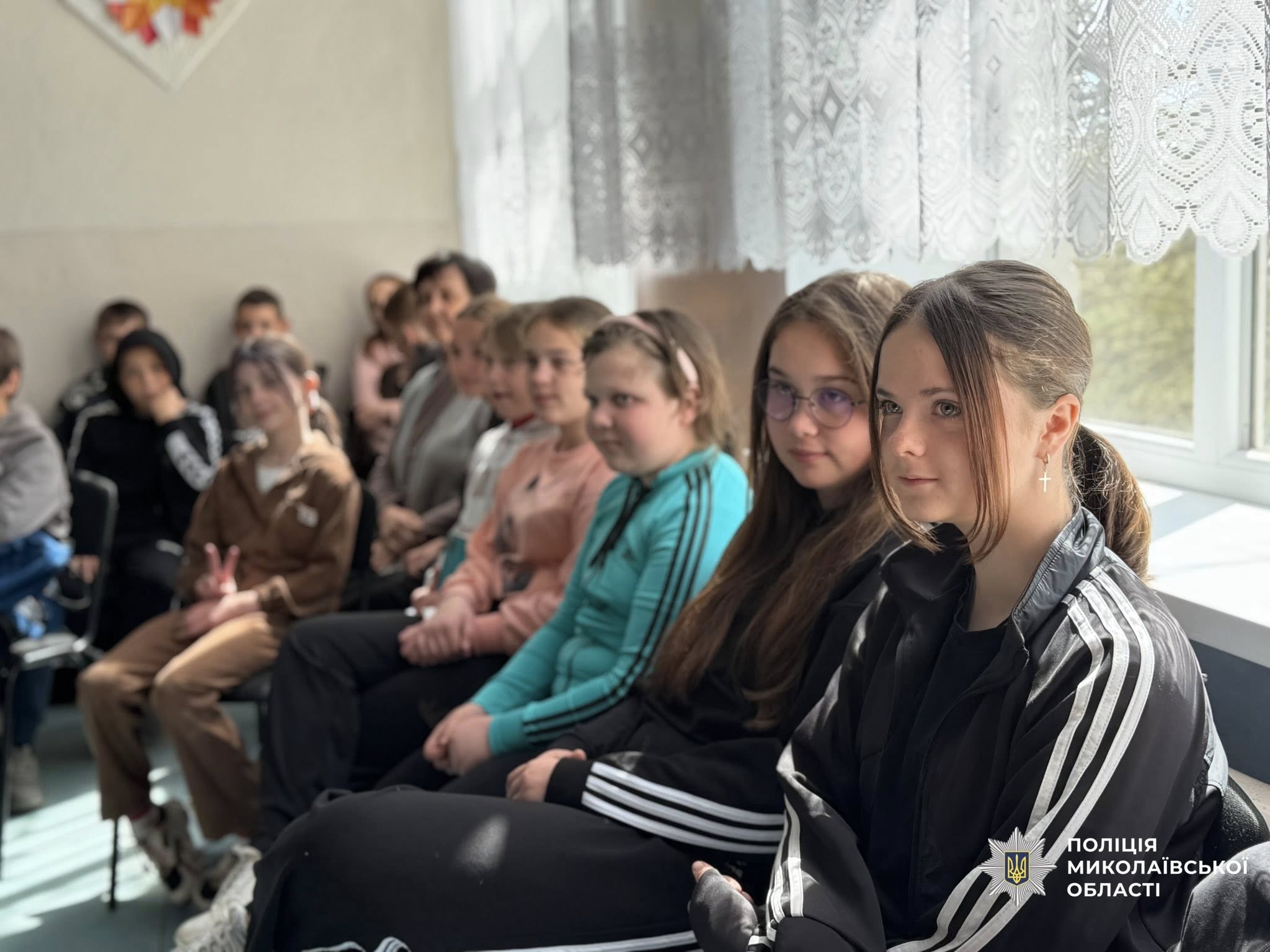 Фото до матеріалу: Поліція Баштанщини нагадала учням Пісківського ліцею правила безпеки на дорозі