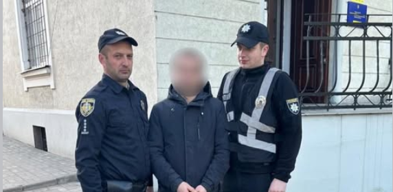 Фото до матеріалу: У Жовкві поліція затримала хулігана, який забруднив скульптуру Матері Божої томатним соусом