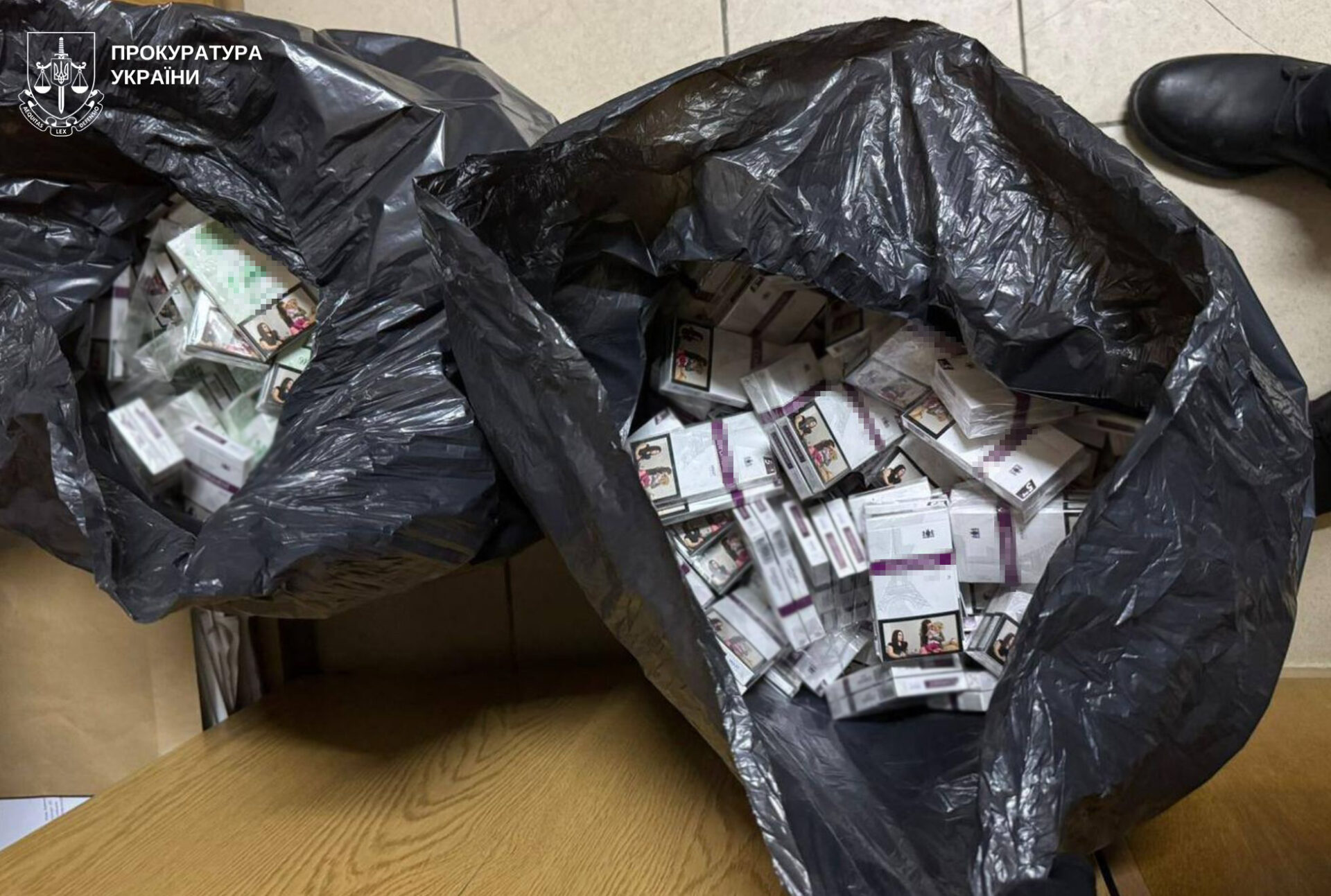 Фото до матеріалу: Львів’янина судитимуть за спробу вивезти до Польщі понад 1000 пачок цигарок у сховку фури