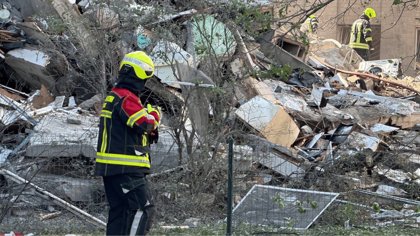 Фото до матеріалу: У Києві з-під завалів деблокували ще два тіла