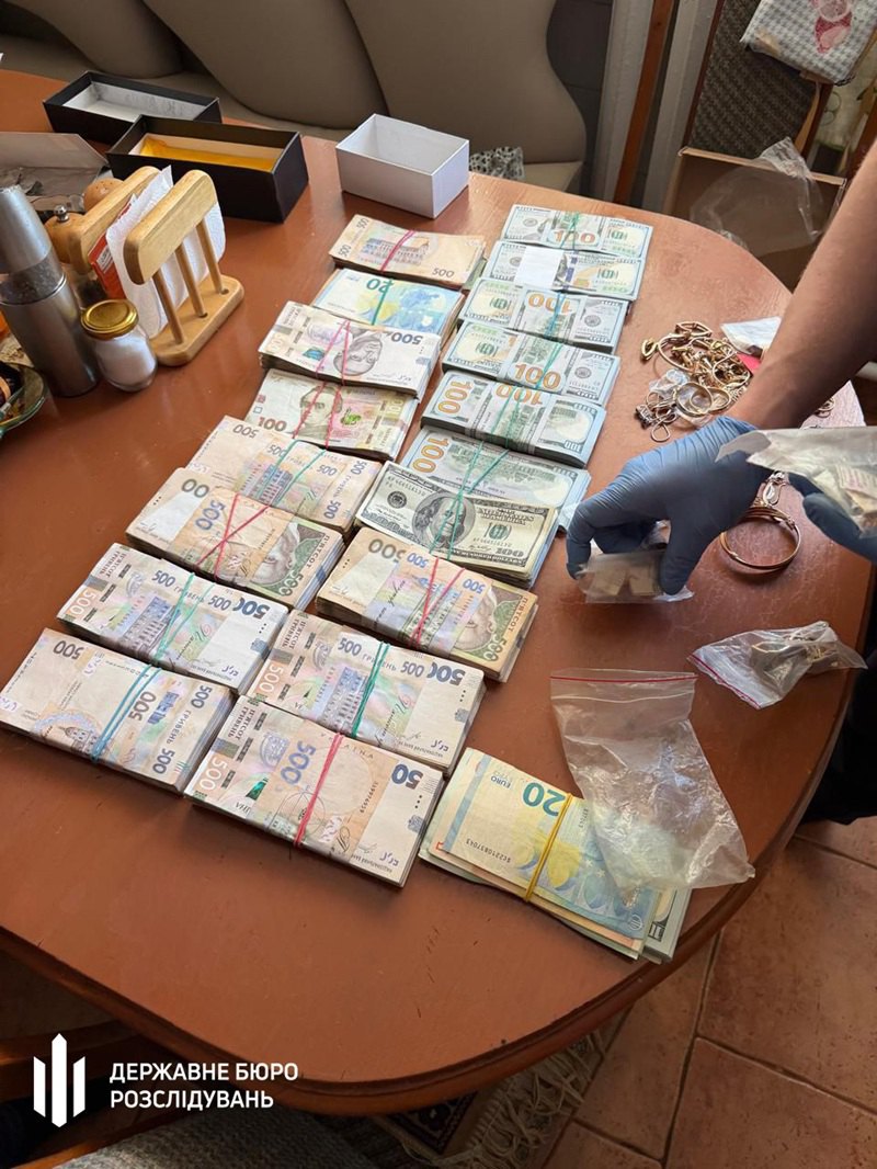 Фото до матеріалу: ДБР повідомляє про підозру чиновнику ДМС та депутату за приховування майна на 13 млн грн