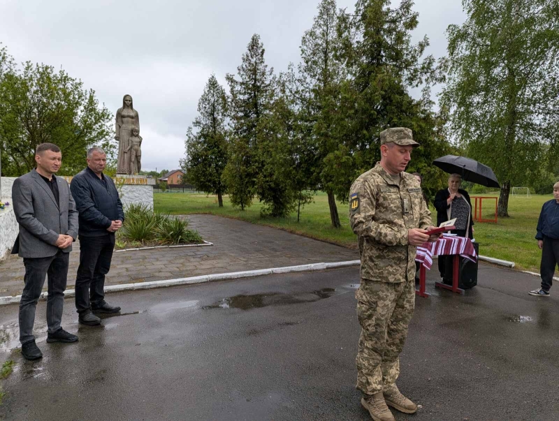 Фото до матеріалу: Родина полеглого захисника Петра Жука з Волошок отримала медаль «За військову службу Україні»