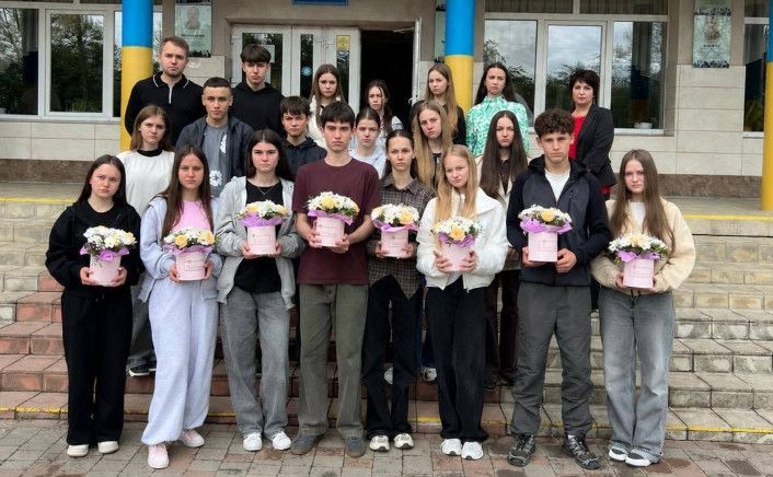 Фото до матеріалу: Молодь з Калуша відвідала матерів загиблих Героїв у Прикарпатті