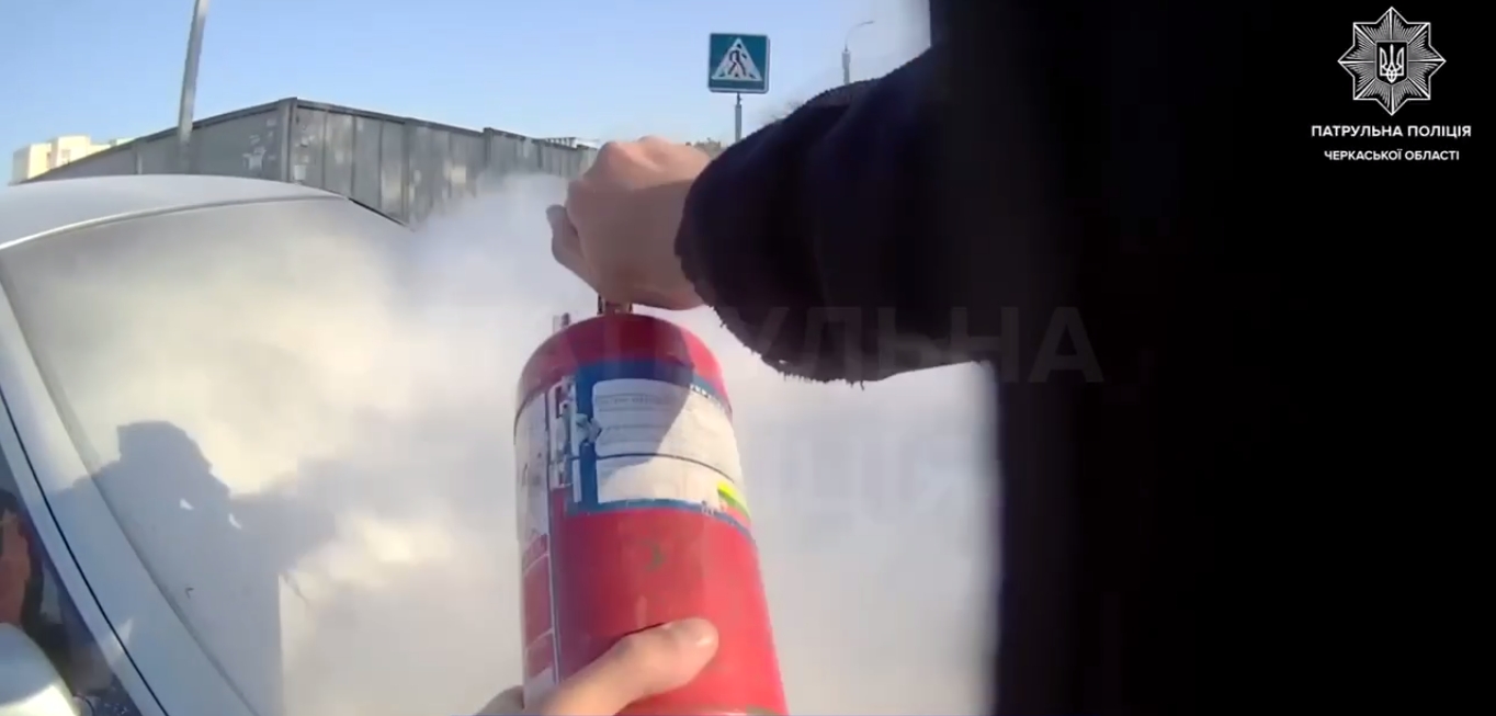 Фото до матеріалу: Поліцейські Черкас: як патрульні зупинили пожежу на вулиці Смаглія