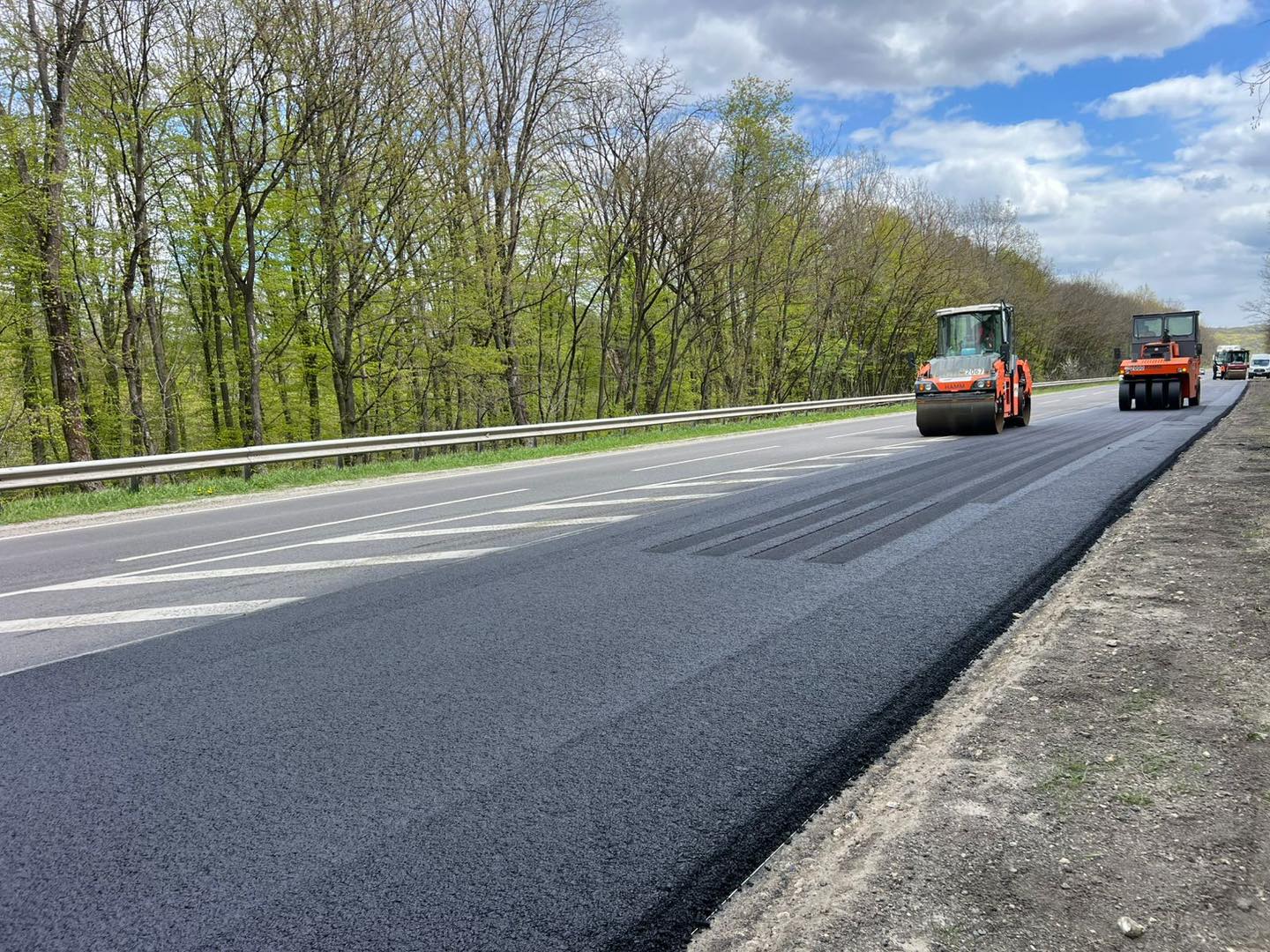 Фото до матеріалу: На Тернопільщині за тиждень відновили понад 42 тисячі квадратних метрів доріг