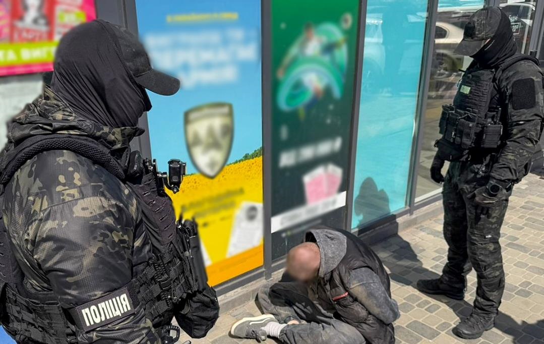 Фото до матеріалу: У Києві викрили схему продажу «броні» за 25 тисяч доларів: ряса замість форми