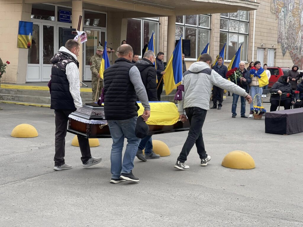 Фото до матеріалу: У Тальному провели в останню путь загиблого на Донбасі захисника Олександра Чижевського
