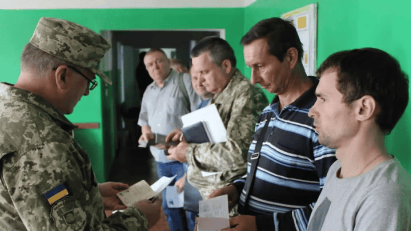 Фото до матеріалу: ВПО у розшуку ТЦК за невчасну зміну обліку: як отримати бронювання