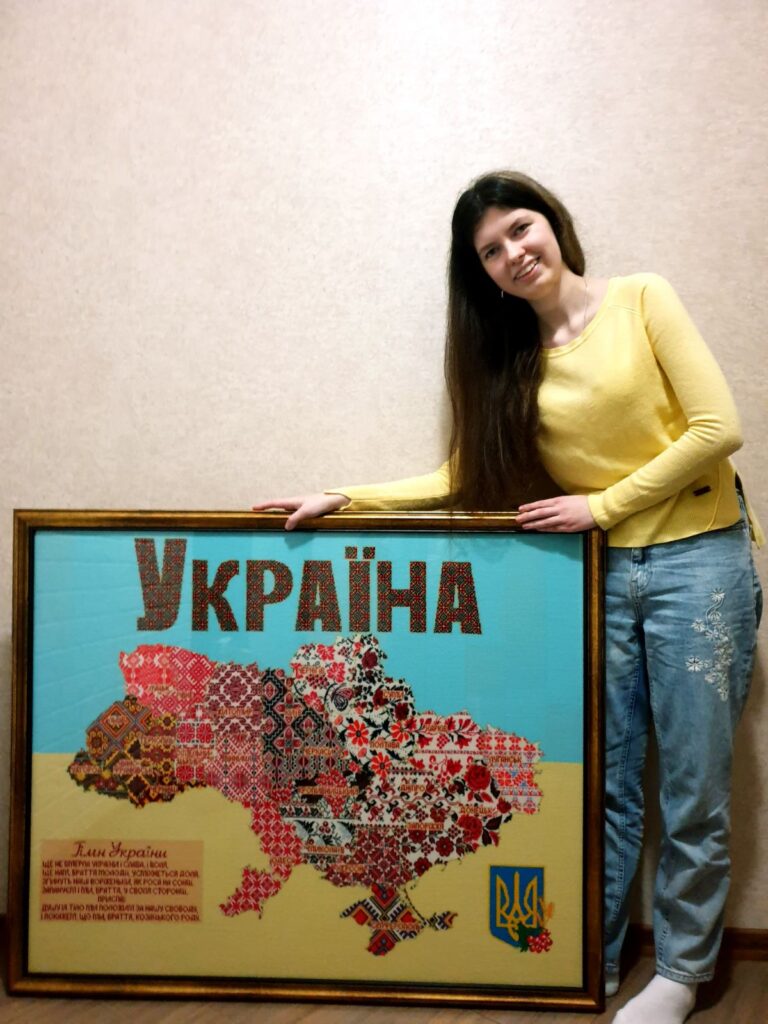 Фото до матеріалу: 15-річна вінничанка встановила рекорд України, вишивши карту країни 37 кілометрами ниток