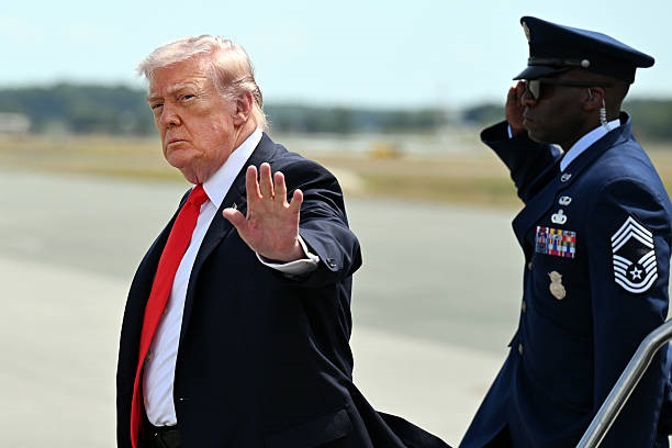 Фото до матеріалу: Трамп пообіцяв вивести застряглі в Ормузі судна