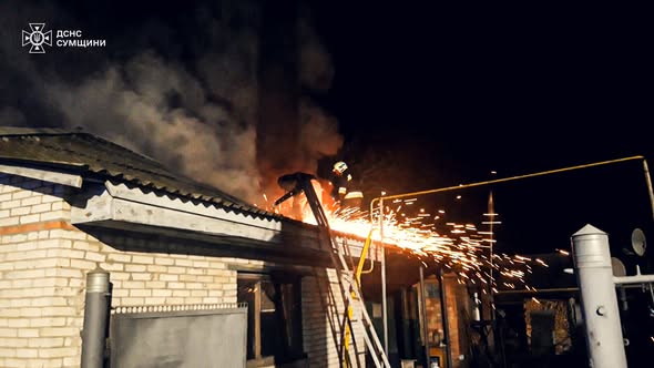 Фото до матеріалу: Фахівці ДСНС врятували трьох громадян під час ліквідації пожежі в Охтирці