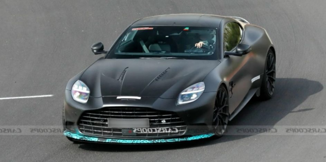 Фото до матеріалу: Оновлений Aston Martin Vanquish вивели на тести (+ФОТО)