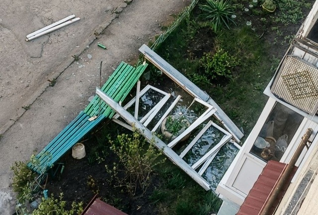 Фото до матеріалу: Сильний вітер завдав шкоди Хмельницькій області: пошкоджені дахи та історична пам'ятка