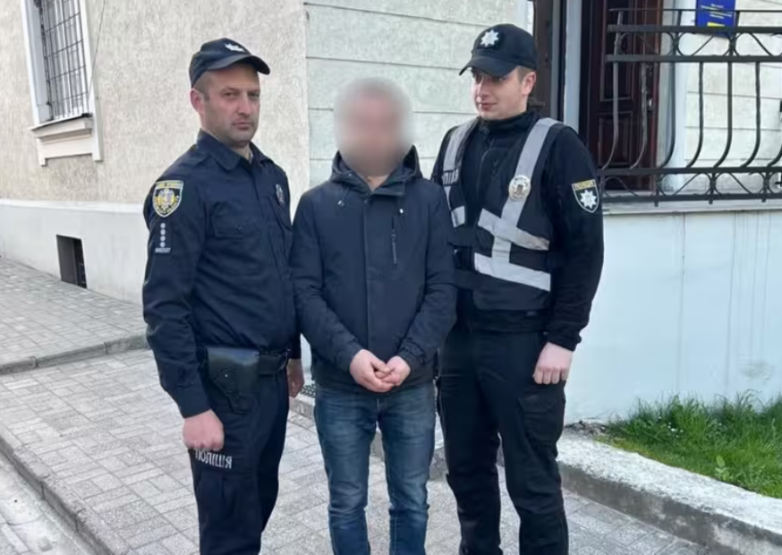 Фото до матеріалу: У Жовкві поліцейські затримали чоловіка, який облив томатним соком скульптуру Матері Божої