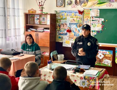 Фото до матеріалу: Кібербулінг – це не дрібниця: на Первомайщині поліцейська розповіла підліткам про правові наслідки онлайн-знущань
