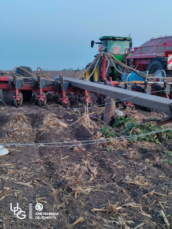 Фото до матеріалу: Агротехніка пошкодила ЛЕП на Хмельниччині: три села залишилися без світла