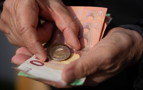 Фото до матеріалу: Курс долара падає в обмінниках, євро зростає