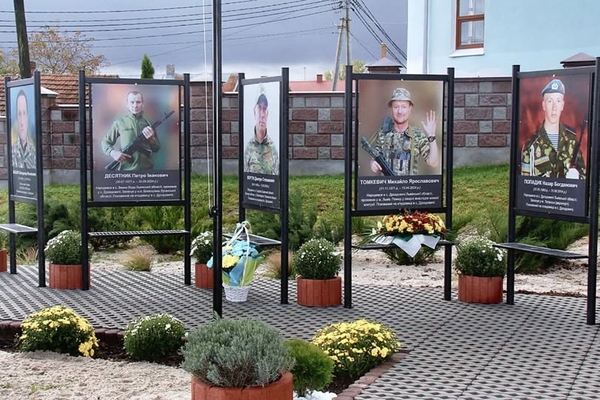 Фото до матеріалу: У Дроздовичах відкрили Алею пам'яті загиблих Героїв