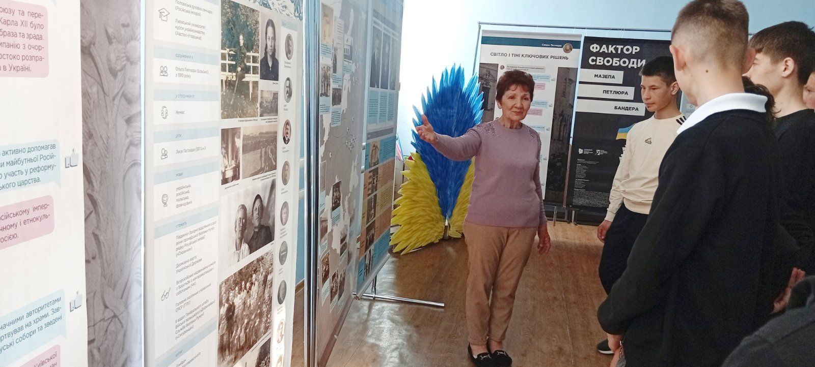 Фото до матеріалу: Новосанжарці відвідали виставку про історичних лідерів України
