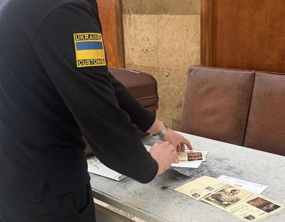 Фото до матеріалу: Киянку покарали за спробу вивезти листівки з Гітлером до Чехії