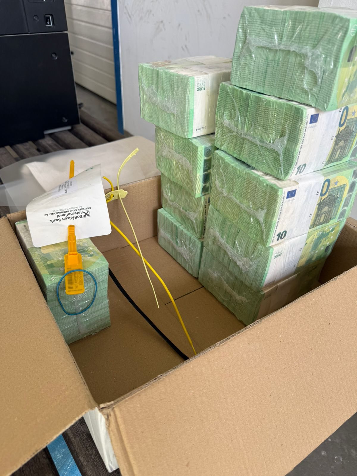 Фото до матеріалу: Угорщина повернула Україні кошти та цінності Ощадбанку: Зеленський про результати переговорів