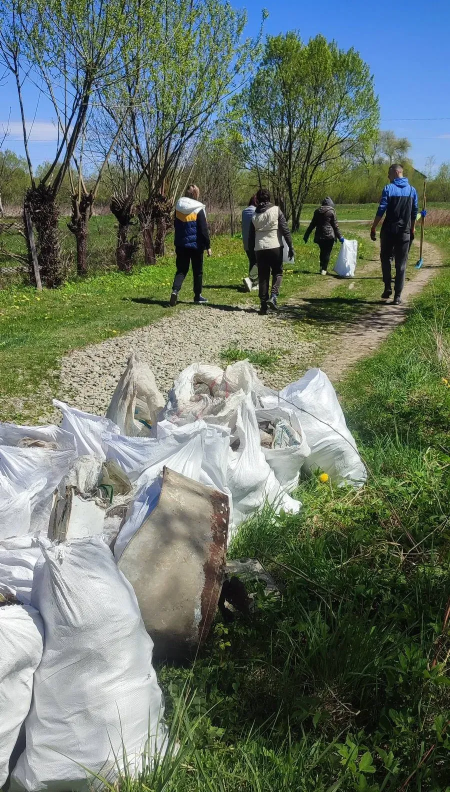 Фото до матеріалу: У Голині активісти зібрали три причепи сміття вздовж річки Сівка (Фото) :: ВІКНА – Новини Калуша та Прикарпаття