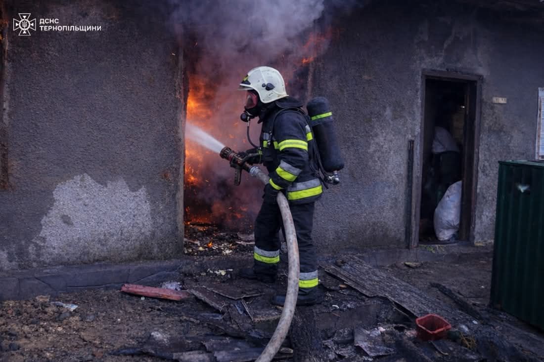 Фото до матеріалу: У Скала-Подільській громаді вночі загрожувало знищенню будинку