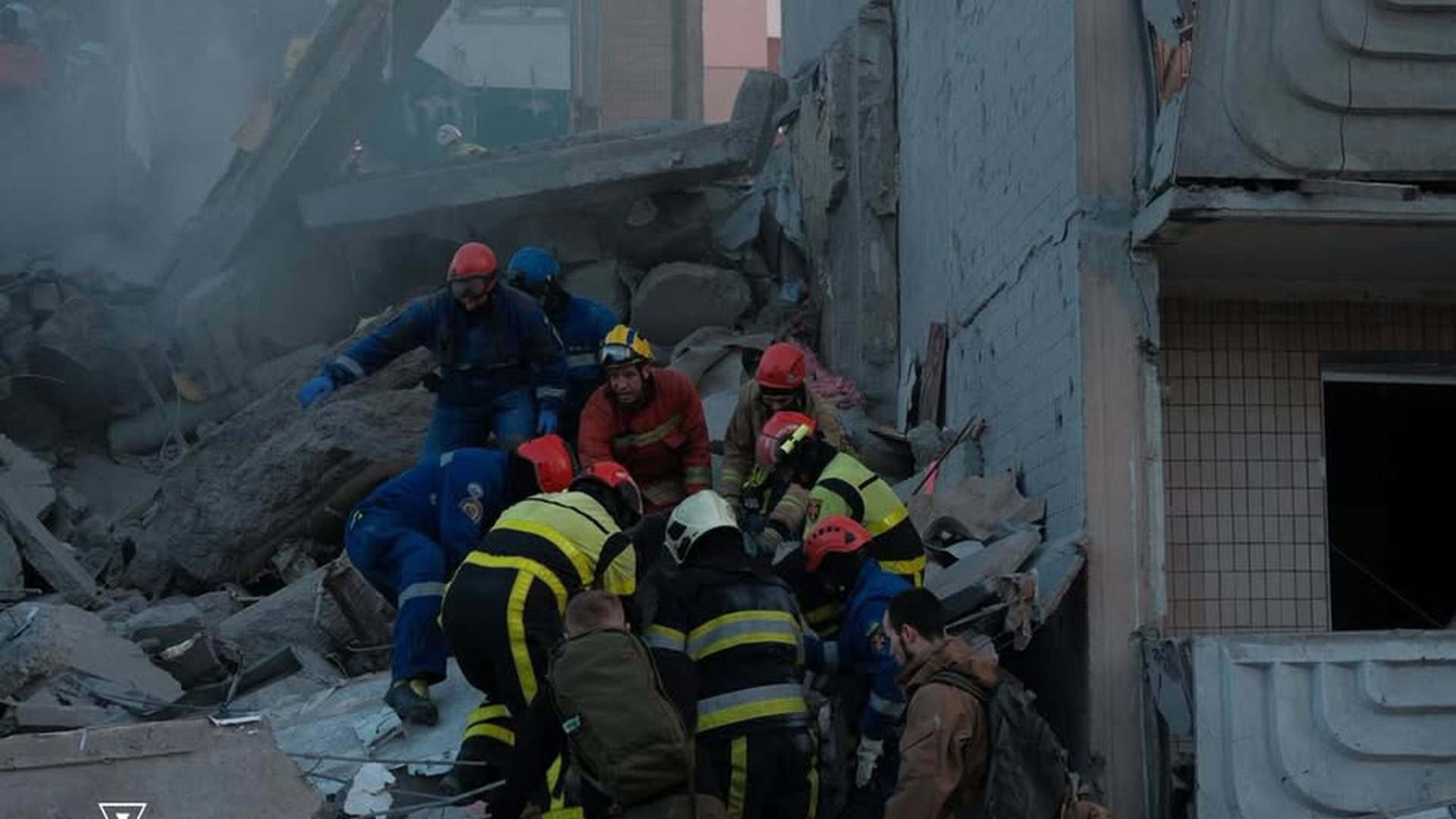 Фото до матеріалу: Атака на Київ: 27 врятованих у Дарницькому, 1 загиблий, 31 поранений