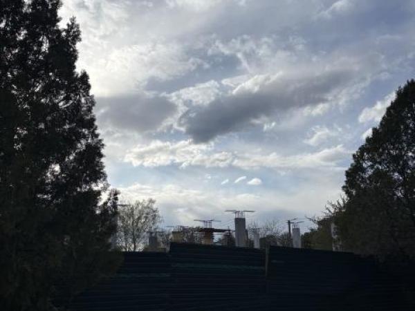 Фото до матеріалу: У сквері Слави розпочалося будівництво: встановлено палі та працює техніка