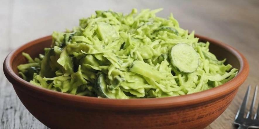 Фото до матеріалу: Весняні салати з молодої капусти: як простий продукт поверне здоров'я