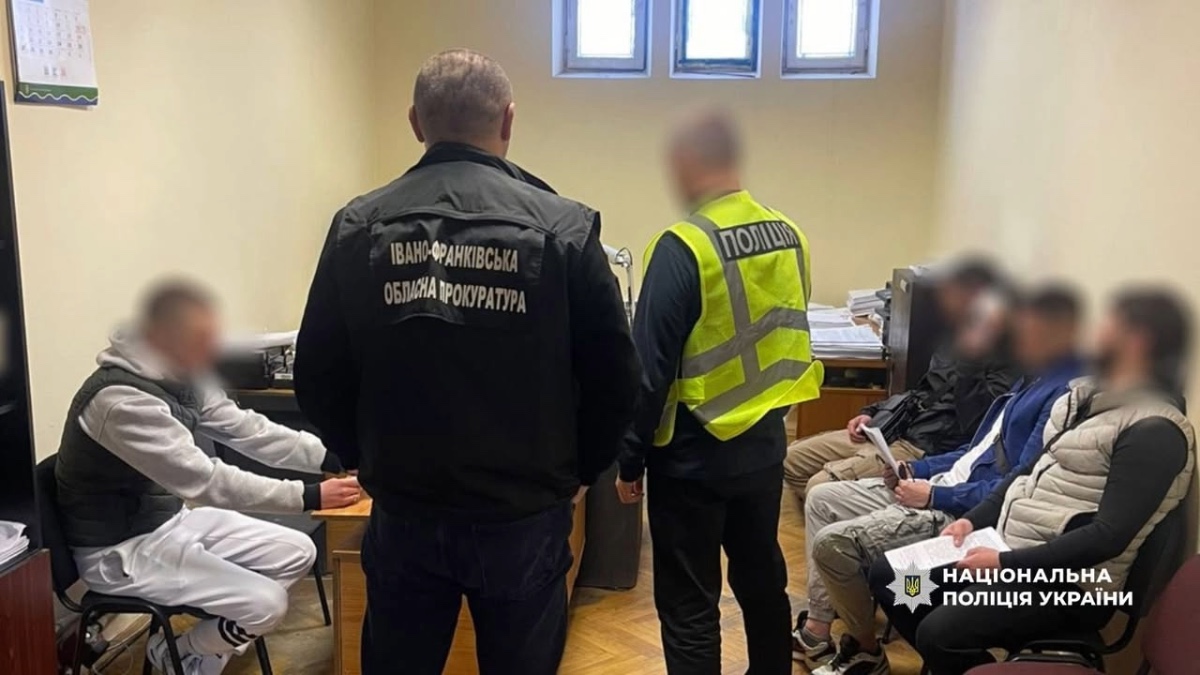 Фото до матеріалу: На Прикарпатті викрили злочинців, що вкрали 900 тисяч гривень з рахунків пенсіонерів та військових