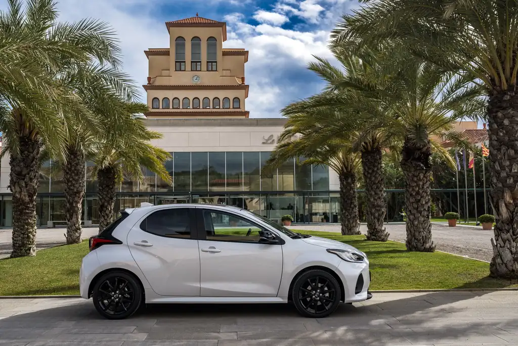 Фото до матеріалу: Mazda2 Hybrid 2026: нове оснащення, кольори та преміальний інтер'єр для українського ринку
