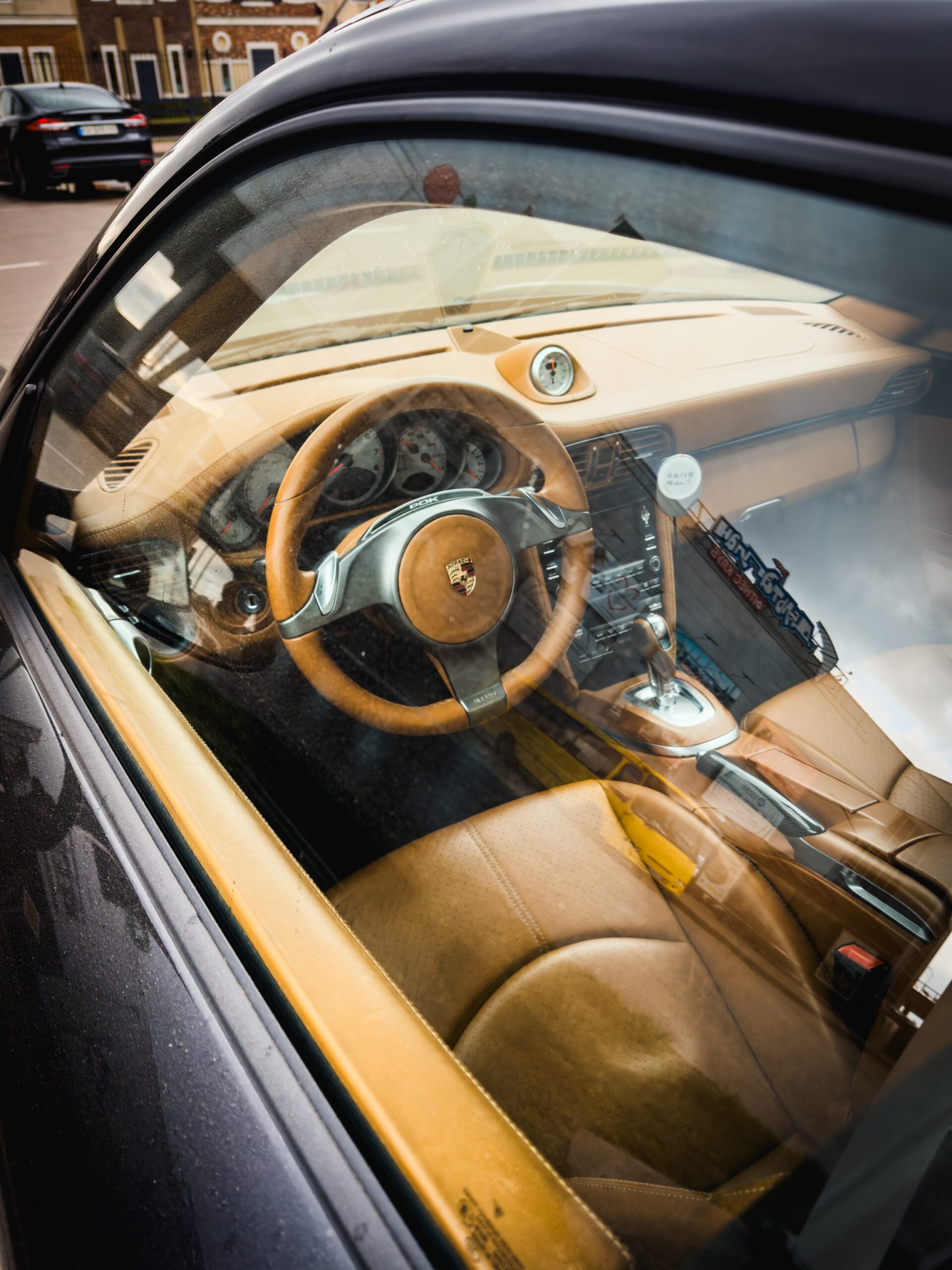 Фото до матеріалу: Рідкісний Porsche 911 Turbo покоління 997.2 з'явився на парковці в Києві