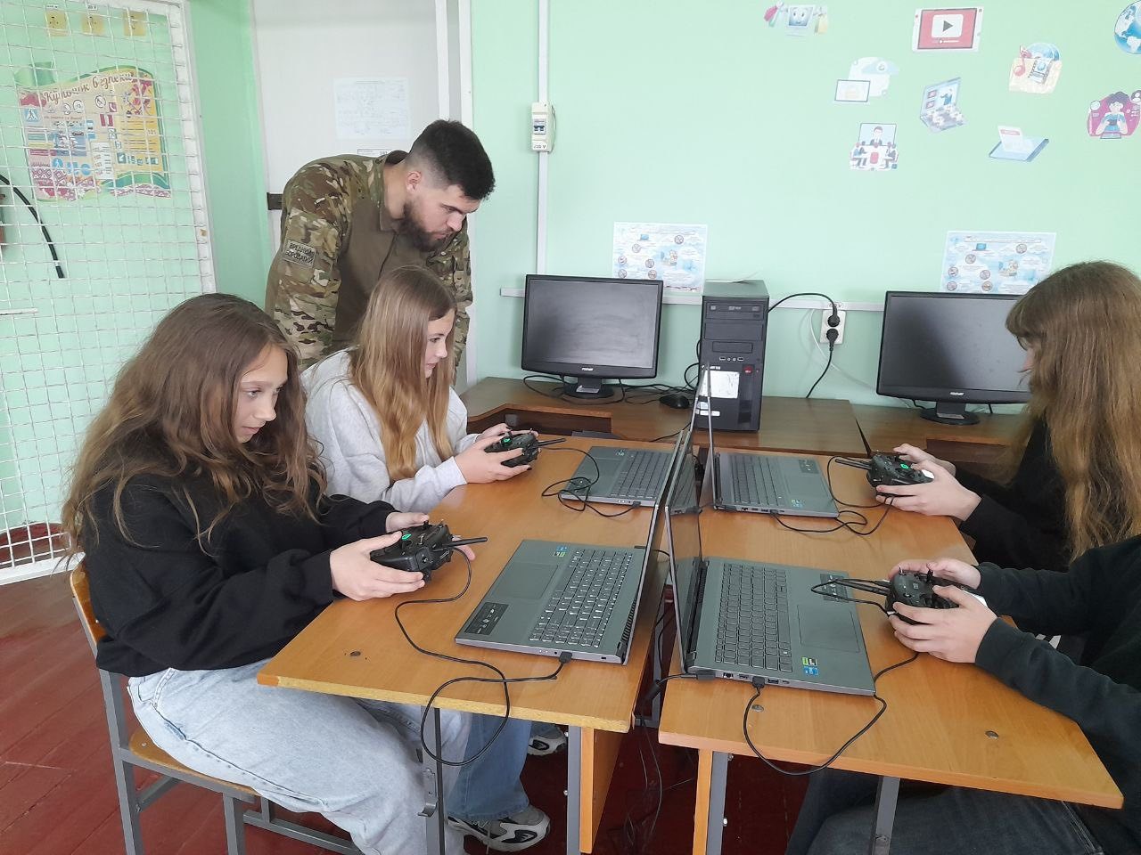 Фото до матеріалу: У Сигнаївському ліцеї учнів навчили керувати БПЛА та надавати першу допомогу