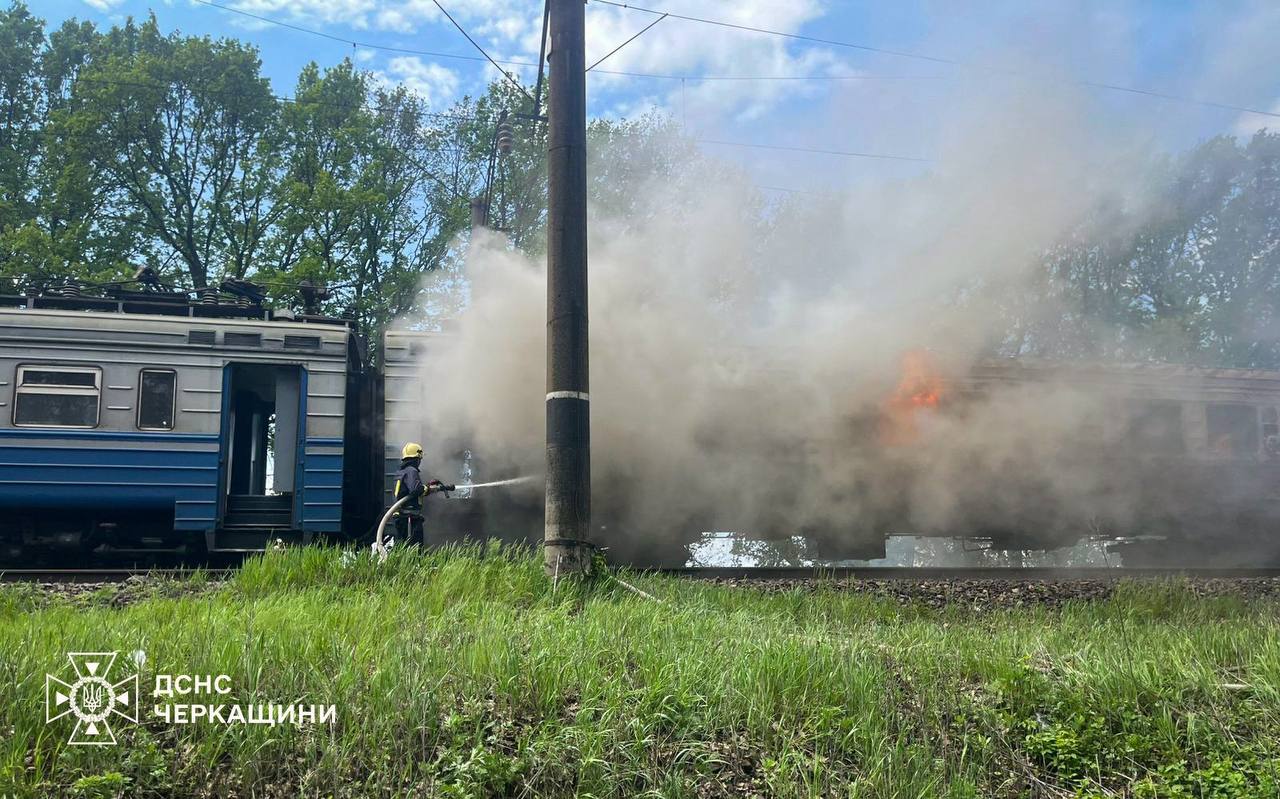 Фото до матеріалу: Поблизу Косарів на Черкащині загорівся поїзд Черкаси-Знам'янка