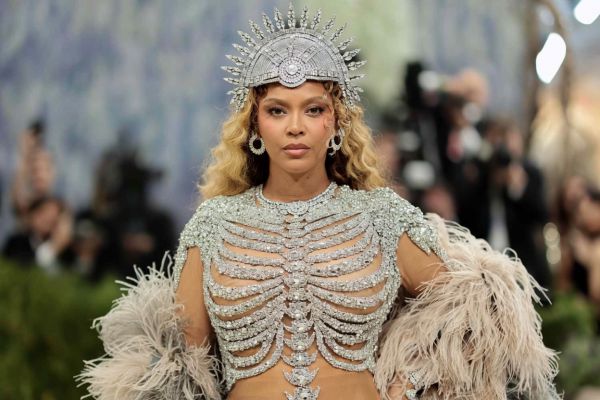 Фото до матеріалу: Бейонсе повернулася на червону доріжку Met Gala разом із сім'єю