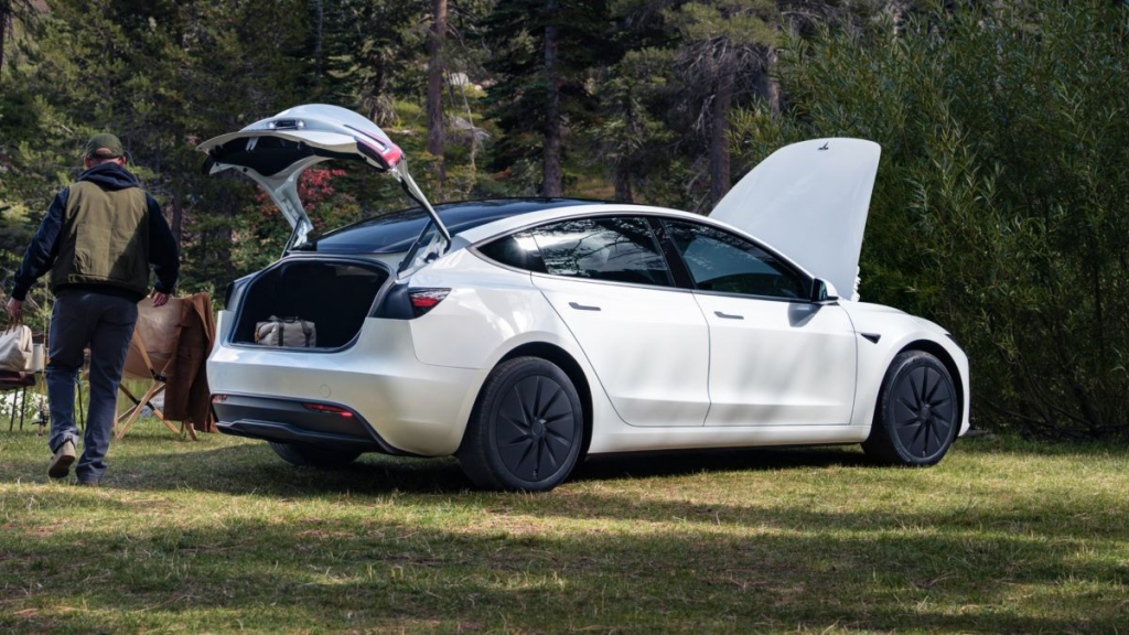 Фото до матеріалу: Tesla Model 3 з Китаю в Канаді: ціна впала вдвічі