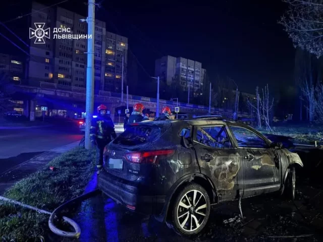 Фото до матеріалу: У Львові вогнеборці ліквідували пожежу в автомобілі Nissan