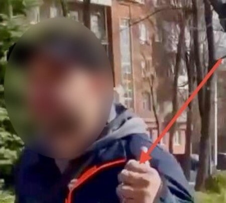 Фото до матеріалу: Чоловік у камуфлязі з битою вдарив двері ТЦК у Хмельницькому