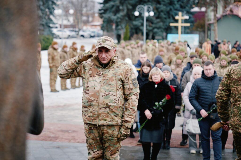 Фото до матеріалу: У Черкасах вшанували пам'ять воїнів, які загинули під Дебальцевим