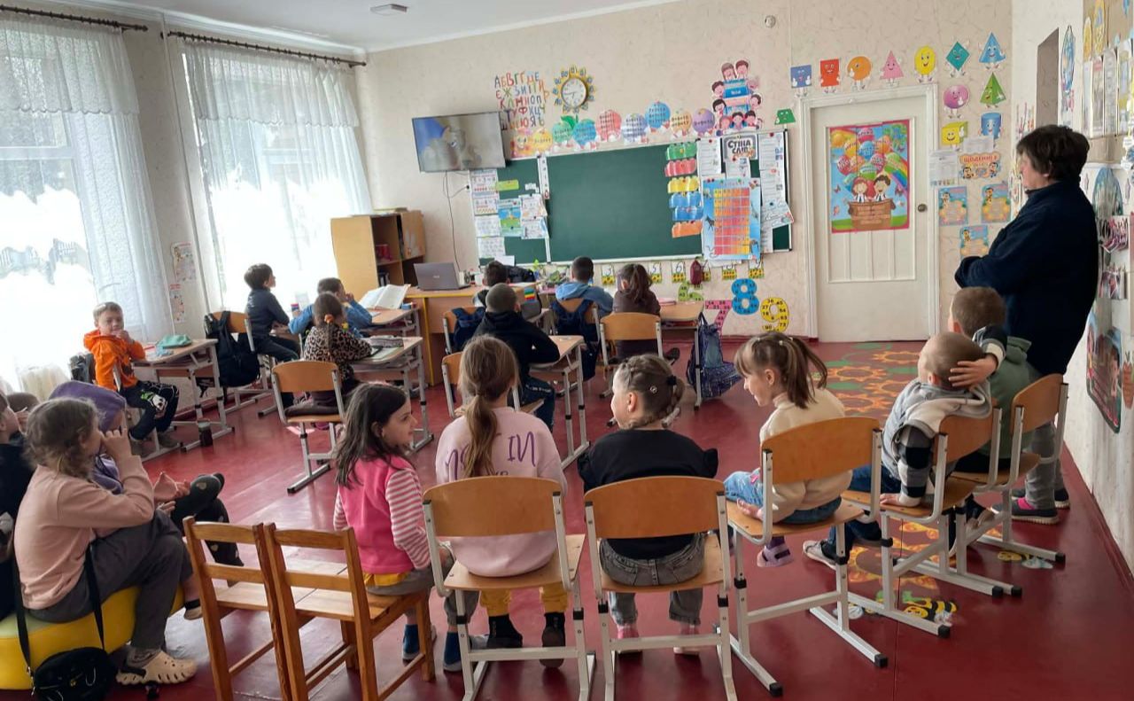 Фото до матеріалу: Шевченківська школа та бібліотека: вогонь — друг чи ворог?
