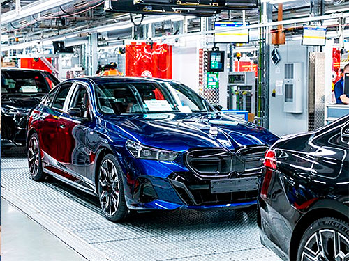 Фото до матеріалу: BMW досягла мільярда продажів: 2-мільйонний електромобіль випущено на заводі в Німеччині