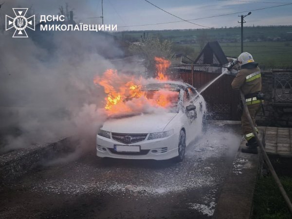 Фото до матеріалу: У Братському погоріла Honda Accord: водій врятував авто від повного знищення