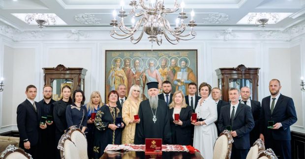 Фото до матеріалу: Митрополит Епіфаній нагородив керівницю «Петра Великого» Аллу Ландар орденом І ступеня