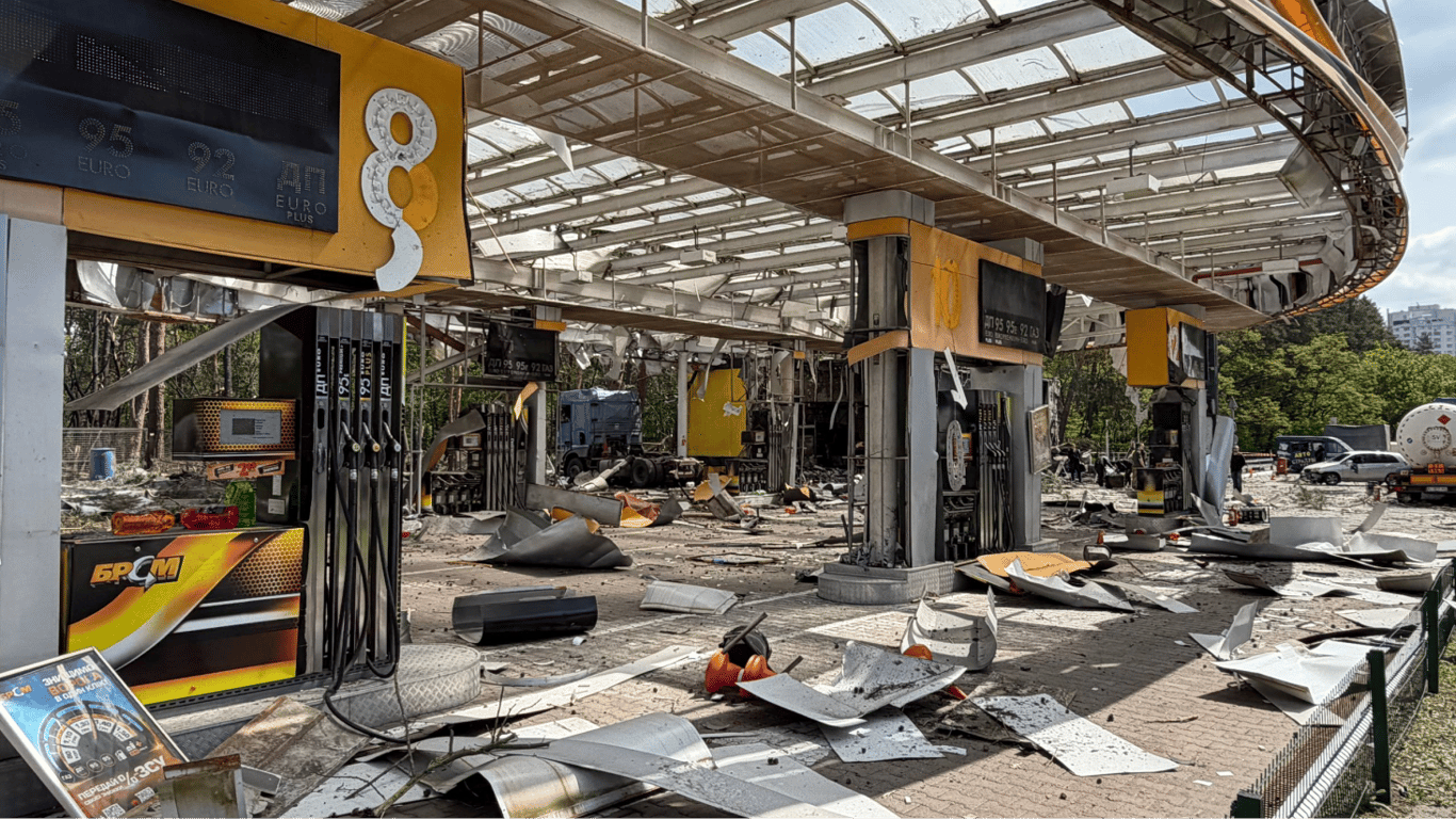 Фото до матеріалу: Росіяни рознесли АЗС у Києві: загибель чоловіка та руйнування заправки