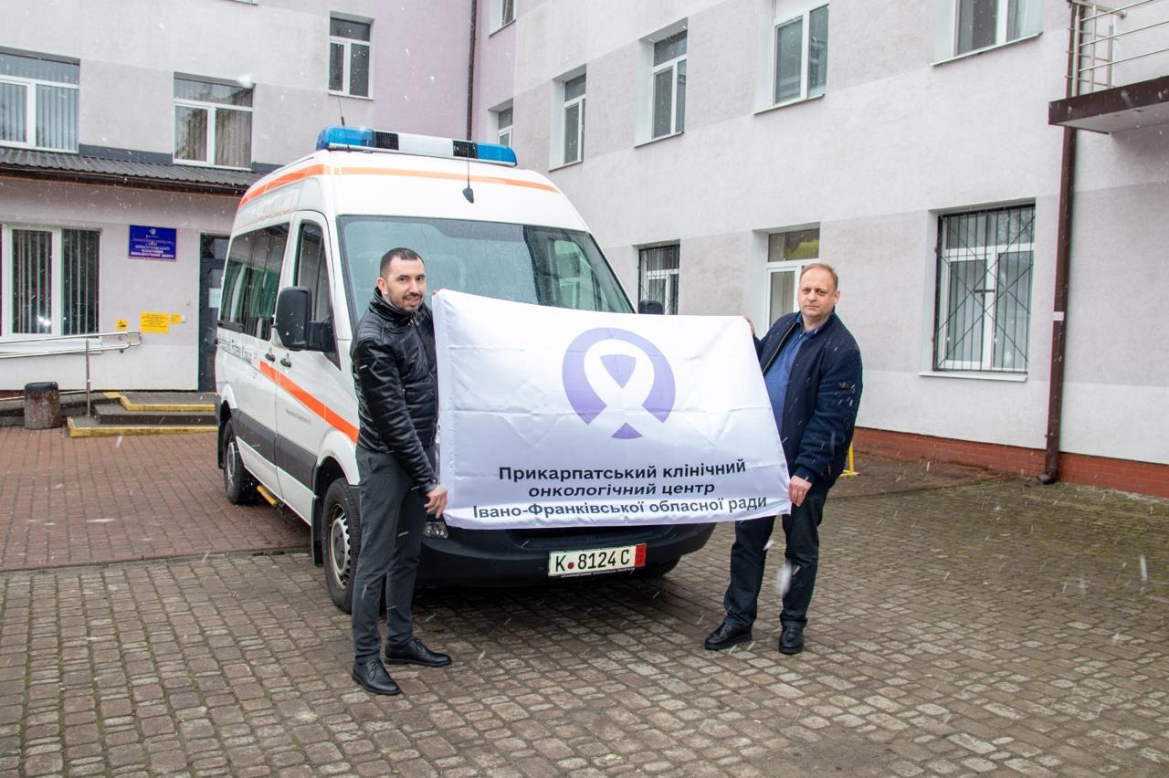 Фото до матеріалу: Онкоцентр Івано-Франківська отримав нову машину швидкої допомоги від партнерів