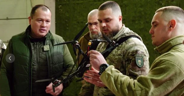 Фото до матеріалу: Волонтери передали бійцям 21 полку «Кракен» партію FPV-дронів для Лиманського напрямку