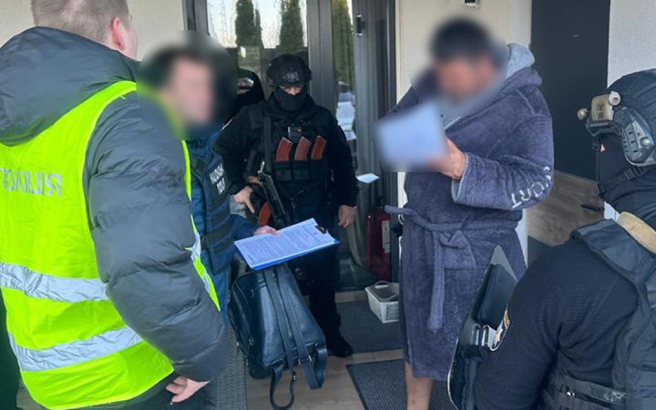 Фото до матеріалу: Правоохоронці ліквідували канал постачання зброї для політиків РФ та пропагандистів
