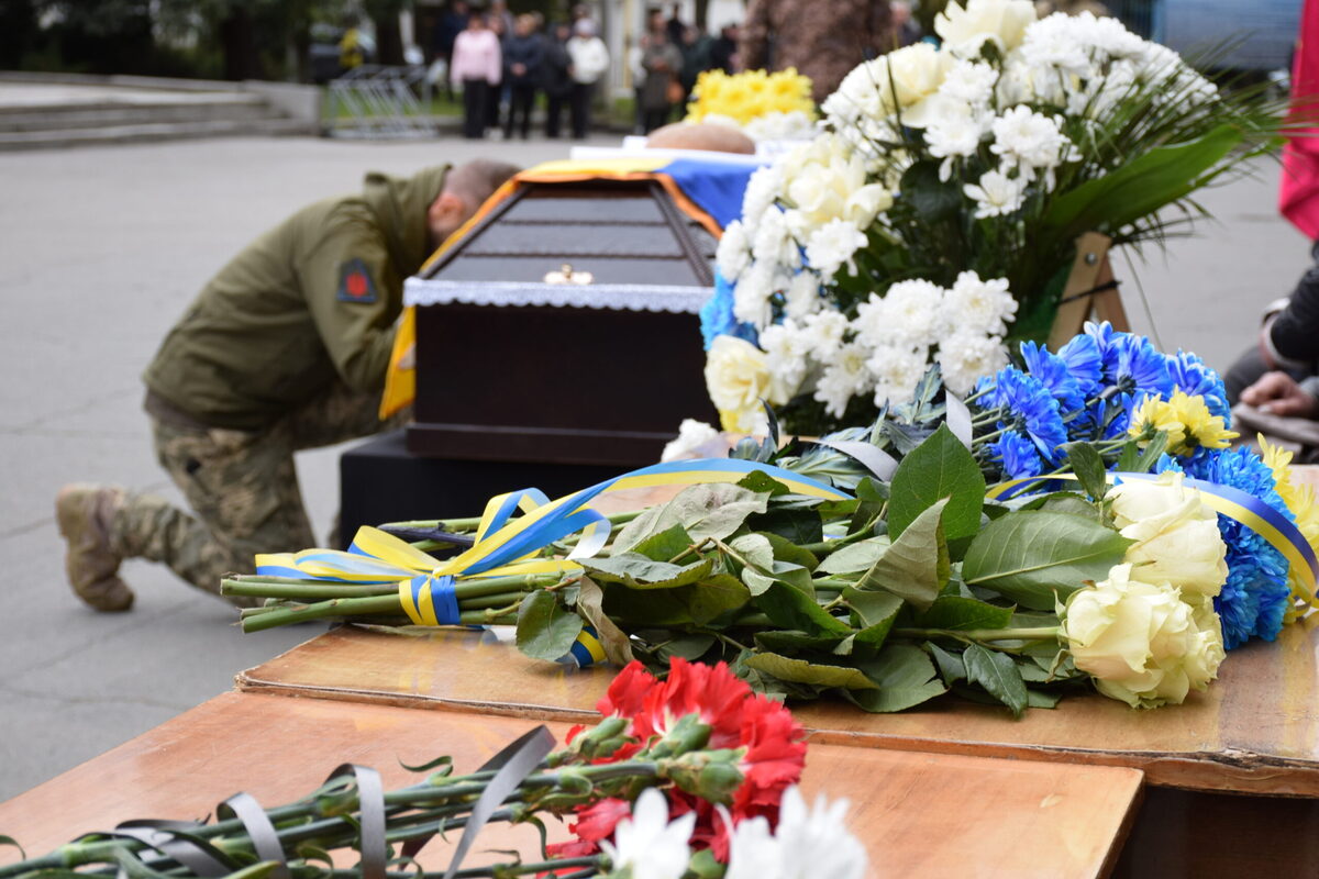 Фото до матеріалу: У п'ятьох громадах Хмельниччини попрощалися з воїнами, які повернулися «на щиті»